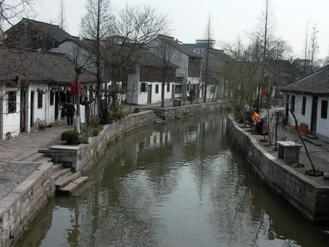 A canal between rows of low white-walled houses